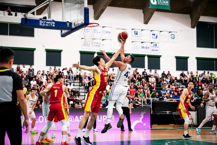 杨瀚森在比赛中防守