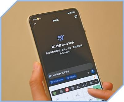 有问题找AI，已成为更多人的选择。图为用户在使用一款AI软件。新华社记者 黄宗治摄