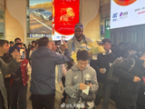 麦基抵达北京时，现场球迷和俱乐部的欢迎仪式是怎样的？