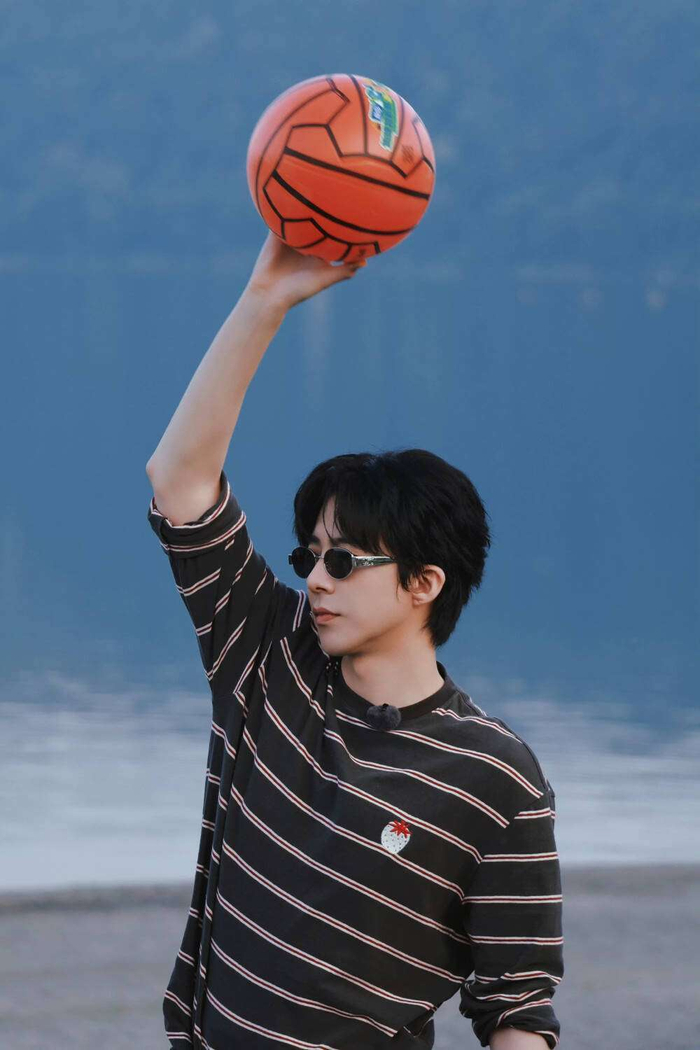  如今，明星真人秀节目越来越多，但像刘宇宁这样愿意展示自己不完美一面的艺人，真的是少之又少。通过真实的展现，他打破了公众对明星的种种滤镜，让大家看到这些站在聚光灯下的明星，其实也不过是和普通人一样有血有肉的个体。正如网友所说：会怕高、会呕吐、会害怕，这样的明星反而让人觉得更亲切。或许正是这种真实，才成就了他从网红逆袭为实力派歌手演员的过程，让他成为了内地娱乐圈中难得的一股清流。