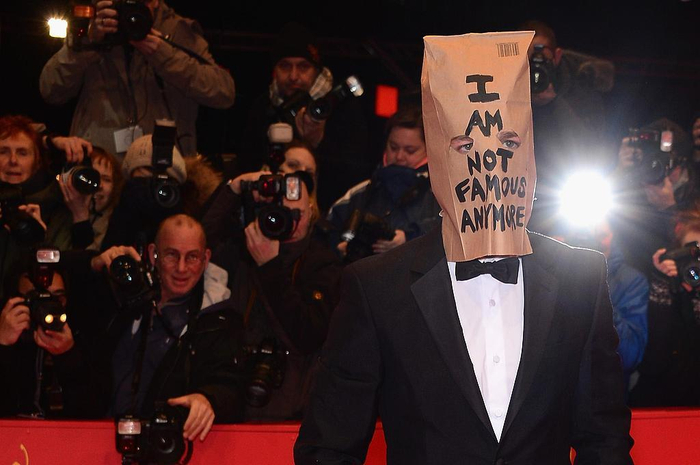 希亚·拉博夫在电影节红毯上表演他的行为艺术项目。