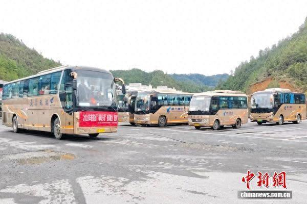 3月4日，2026年最后一班“返岗专车”驶离桂东县汽车总站。受访者供图