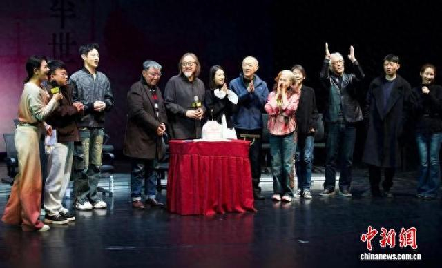 3月3日，剧作家赖声川与多代演员齐聚位于上海的上剧场，庆祝《暗恋桃花源》“40岁”生日。 朱君 摄
