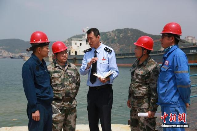 图为吕永刚在海岛上门送税法、送政策。杨欢 摄