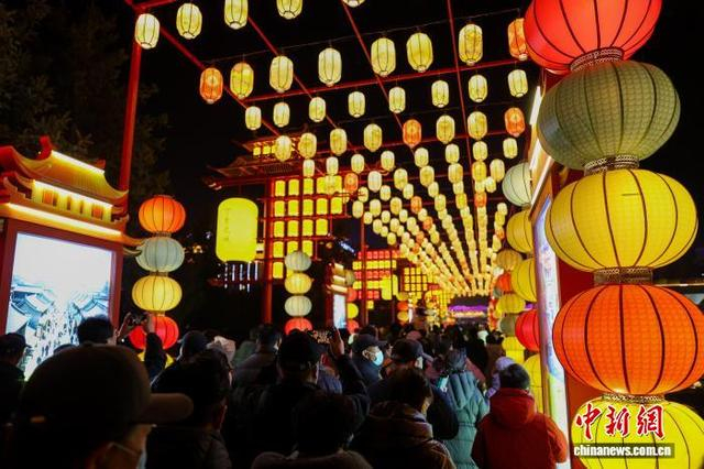 图为民众欣赏花灯。中新社记者 薛蒂 摄