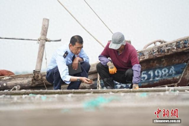 图为吕永刚在海岛上门送税法、送政策。杨欢 摄