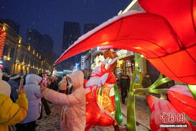 3日晚，游客和哈尔滨市民在哈尔滨中华巴洛克历史文化街区雪中观赏花灯。 赵宇航 摄