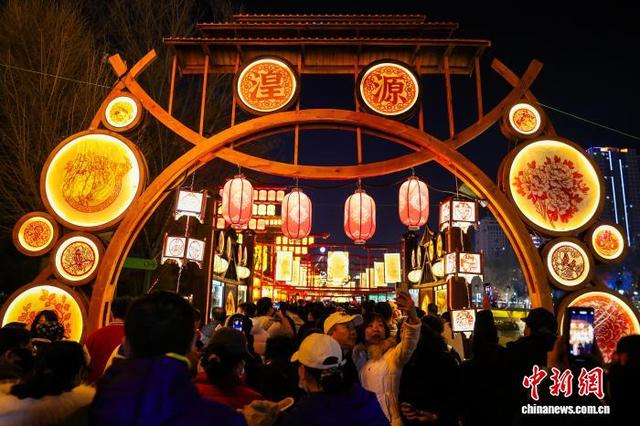 图为民众观赏湟源排灯。中新社记者 薛蒂 摄