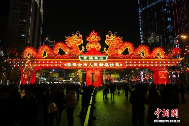 图为西宁市城西区龙门一景。中新社记者 薛蒂 摄