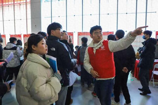 志愿者在工作中。中铁上海局三公司团委供图