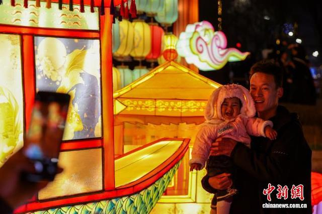 图为市民在花灯前拍照。中新社记者 薛蒂 摄