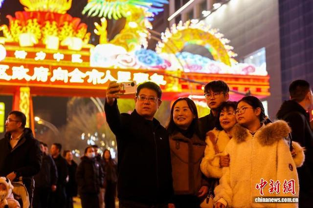 图为市民在龙门前自拍。中新社记者 薛蒂 摄