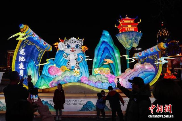 图为西宁市城中区花灯一景。中新社记者 薛蒂 摄