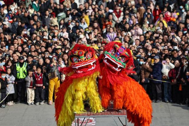 2026年2月18日，人们在甘肃省兰州市七里河区兰州老街观看舞狮表演。新华社发（侯崇慧 摄）