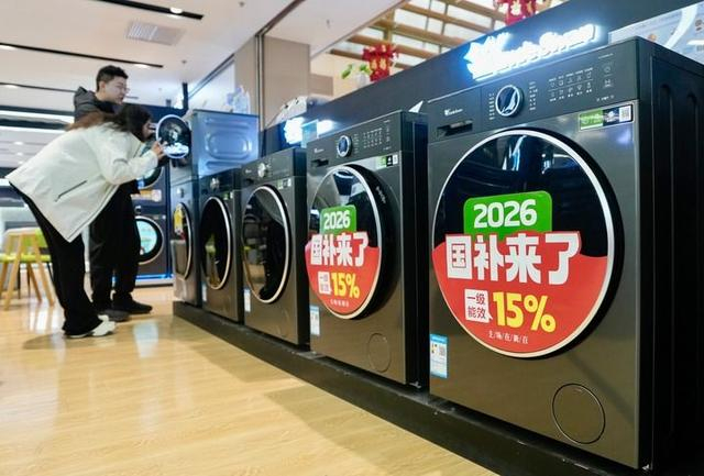2026年2月21日，消费者在宁夏银川市一家卖场选购家电。新华社记者 杨植森 摄
