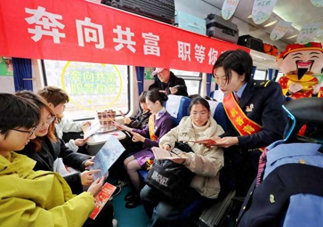 K210次列车招聘会现场。周围/摄