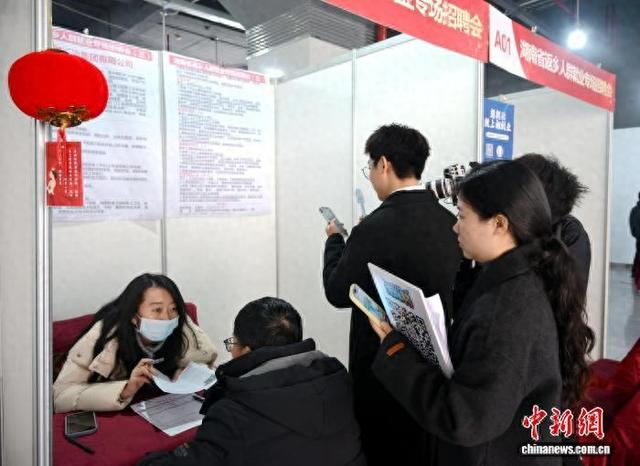 求职者正在应聘。记者 唐小晴 摄