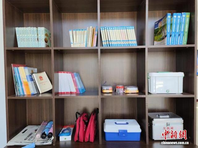 图为乌拉特后旗“暖新驿站”里的便民物品。 贾霞 摄