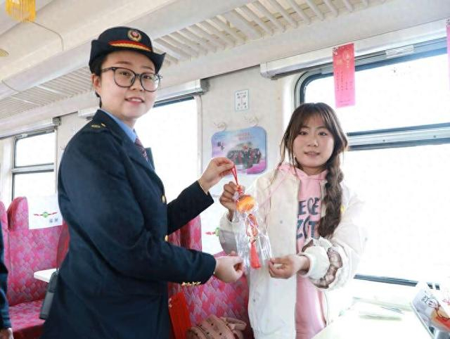 慢火车上闹元宵活动现场。受访者供图