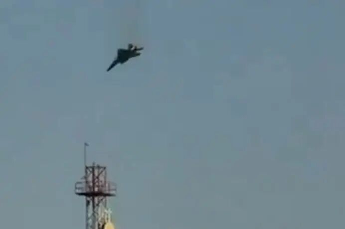 其中一架被击落的美军F-15战斗机（视频截图） &nbsp;图源：美媒