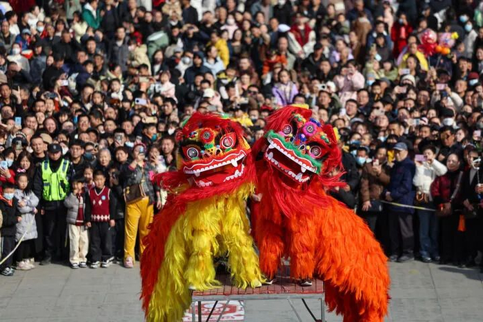 2026年2月18日，人们在甘肃省兰州市七里河区兰州老街观看舞狮表演。新华社发（侯崇慧 摄）
