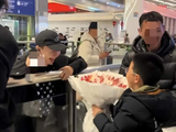 宋丹丹机场见到两孙子太激动忘录视频,提议让娃再演一遍
