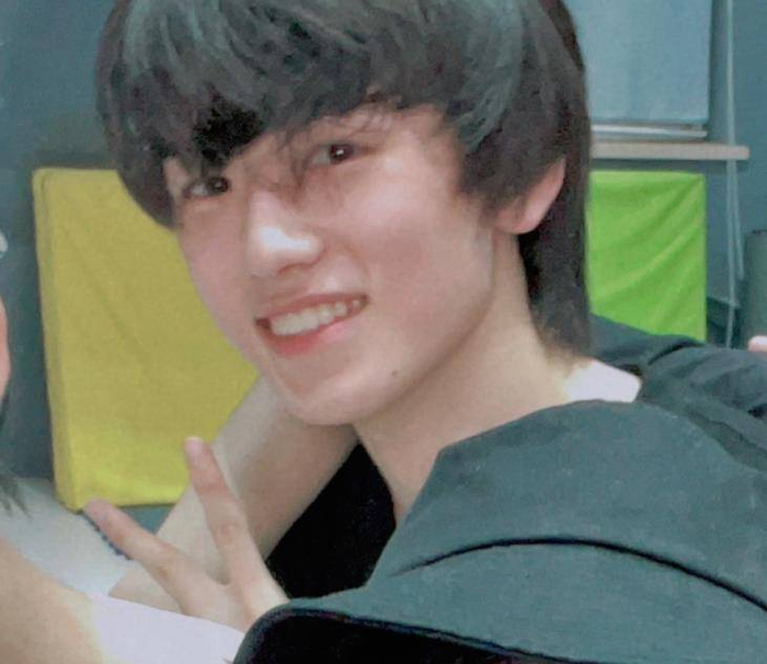 最后最让人惊艳的还是宋亚轩了，如果说其他人一看就是真素颜的话，宋亚轩的素颜状态看上去就和舞台妆后的效果是一样的，无论是这帅气的脸蛋、迷人的笑容，还是这白皙的肌肤，几乎可以说是没有任何一处缺点了，真的是十分的厉害呀。所以说宋亚轩的辨识度真的是十分高，这次真的是有不少人都被这样的他给惊艳到了，小伙伴你们最喜欢谁的素颜状态呢？