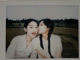孙千和郭晓婷在拍立得照片里具体是什么样的互动场景？