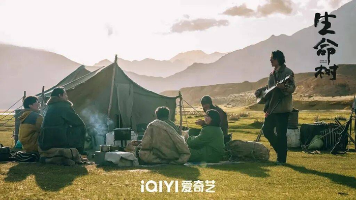  诚然，观众对于演员的表现有权利提出意见。如果说女主的妆容和造型确实与剧中的高原环境格格不入，或者某些表演的节奏略显生硬，制作方理应虚心听取这些批评，做出改善。但当这些差评已经不再是基于剧集本身的体验，而更多地是因为对某个演员的个人偏见，甚至是对非自己偶像的自然排斥时，这样的评价就失去了公共讨论的价值，反而变成了一种带有恶意的文化暴力。 《生命树》并不是一部没有缺陷的剧集，但它展现的诚意与野心，值得我们去关注。作为一部以三江源生态保护为背景的现实主义作品，它没有迎合流量热点，也没有过度堆砌煽情的桥段，而是凭借近乎人类学田野调查的细腻，真实还原了一个群体在极端环境中守护家园的点滴。无论是从服化道、摄影调度，还是方言使用和生态细节的把握，每一处都能看出主创团队的用心与敬畏。 差评并不可怕，可怕的是背后那种非理性狂欢。如同一位网友所说：差评和黑评是两回事。前者源于观众观看后的思考与失望，后者往往源于未看就先定立场，抱有敌意。对于那些用心创作的团队来说，最痛心的不是指责和批评，而是他们的努力被视而不见、初衷被曲解。《生命树》或许并不会成为爆款，但它无疑是一部值得我们用心去欣赏和支持的匠心之作。毕竟，高原上的风沙不会因为谁不够美而停歇，而守护这片土地的人，也不应因为一场饭圈的争斗而被遗忘。
