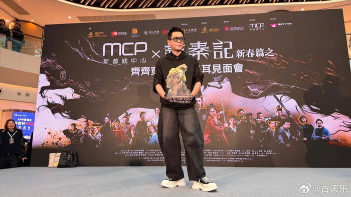  古天乐与江志强共同经营的天下一和安乐电影公司，都是香港本土电影的重要力量。两家公司各具优势，天下一涵盖了从投资、拍摄到后期制作等多个环节，而安乐则专注于投资、制作、发行及戏院经营，两家公司曾多次强强联手。近期他们合作的电影包括《还是觉得你最好》和《还是觉得你最好2》，古天乐也参与了安乐筹备的电影《梅艳芳》。两人私交深厚，一直致力于香港电影的发展。然而，现在他们却成了竞争对手，属于典型的零和博弈，最终恐怕并无真正的赢家。眼下，所有人只能希望两部电影都能取得理想的票房成绩，也期待内地能够早日引进《寻秦记》加长版，给这部电影一个更广阔的舞台。