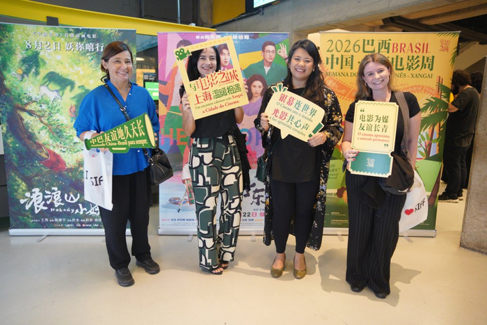 活动现场热情的观众