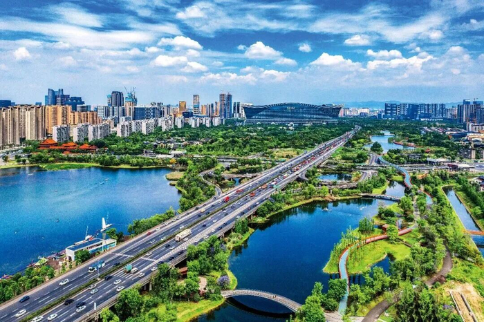 风景秀丽的成都锦城湖公园，绿坡起伏变化，水面开阔幽静。图/视觉成都供