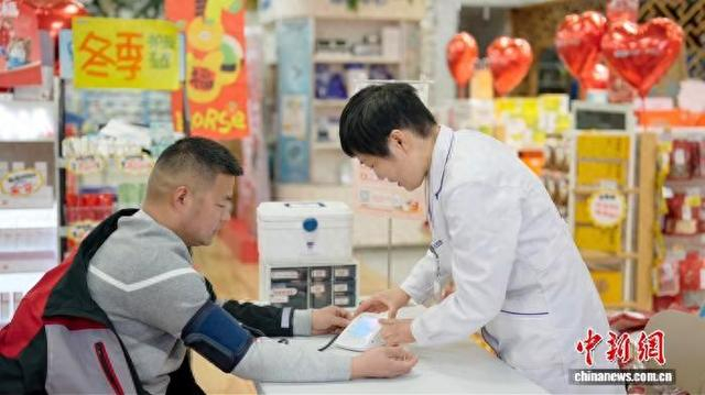 快递员在湖南长沙街头的爱心驿站内免费测量血压。 受访者供图