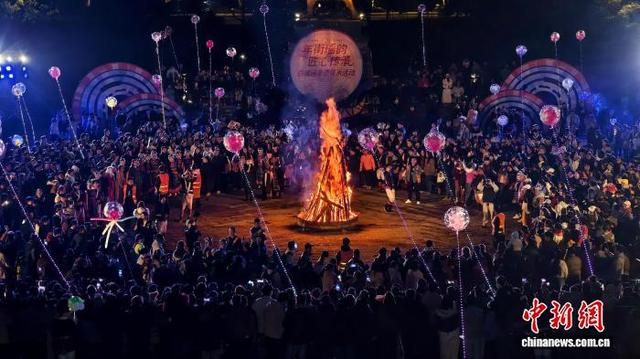 图为白裤瑶民众和游客参与篝火晚会。何春 摄