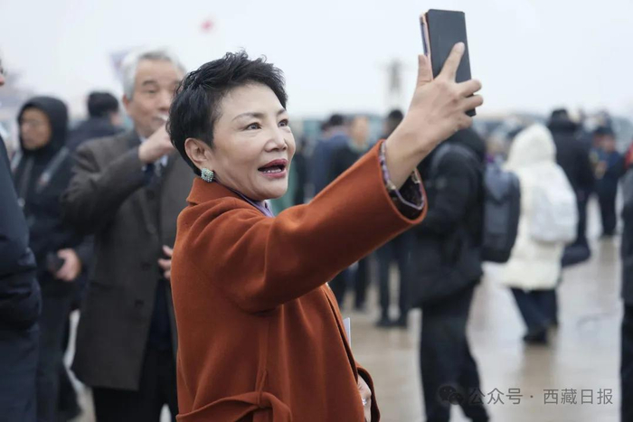 3月4日，全国政协十四届四次会议开幕前，住藏全国政协委员卓嘎在人民大会堂前自拍留影。