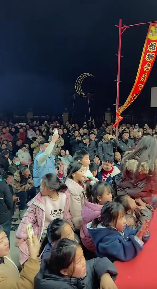 现场的热情村民（视频截图）