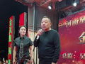 一村庄自办歌舞晚会，于东来路过围观还上台互动，演艺公司：他互动了10来分钟，没有唱歌