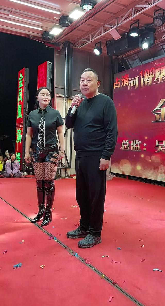 于东来站在舞台上与村民互动（视频截图）