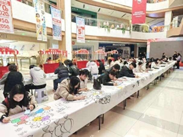 3月3日，宁夏回族自治区银川市贺兰县，“元宵长卷绘盛世 青年聚力铸团结”百米画卷主题活动现场。团宁夏银川贺兰县委供图