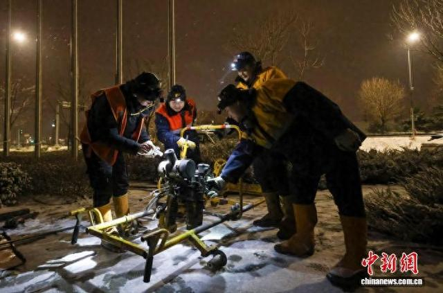 丰台工务段职工在京雄城际大兴机场站上线作业前检查打磨机状态。记者 贾天勇 摄