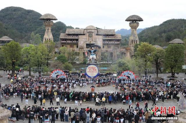 图为开街仪式现场。韦乐 摄