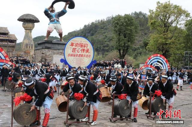图为白裤瑶民众演奏铜鼓。韦乐 摄