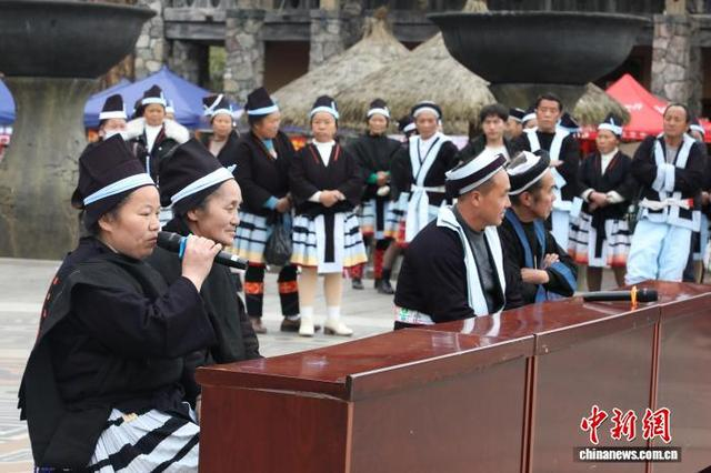 图为白裤瑶民众对唱细话歌。韦乐 摄