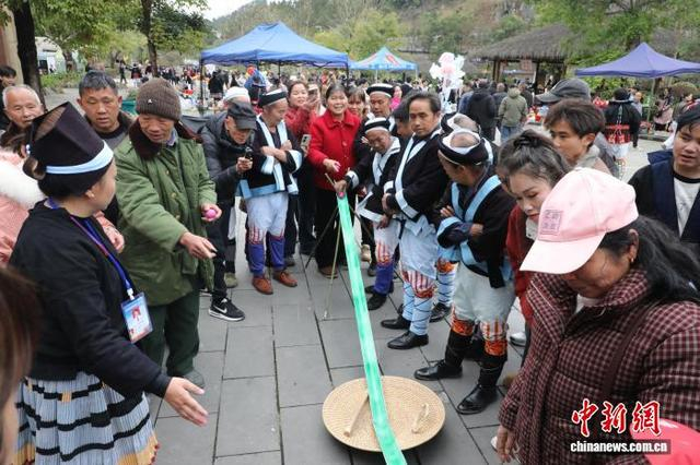 图为白裤瑶民众参与斗蛋比赛。韦乐 摄