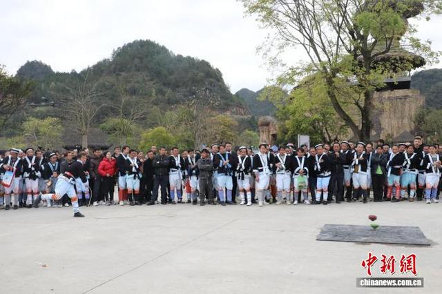 图为白裤瑶打陀螺竞技。韦乐 摄