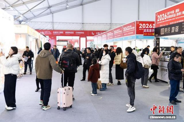 客商提着拉杆箱，参加家博会。主办方供图