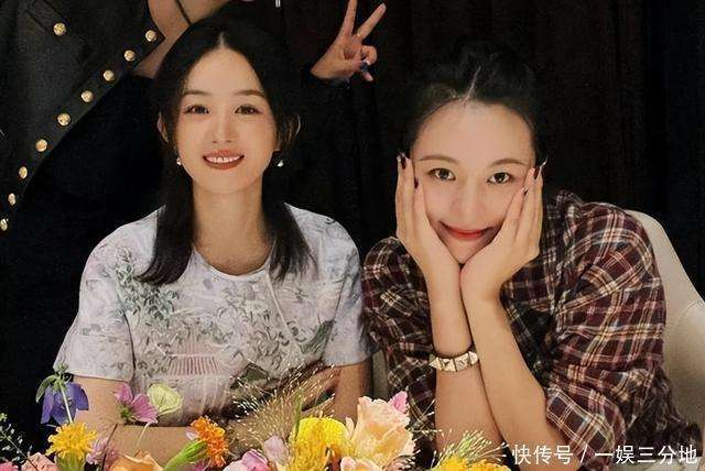  回顾赵丽颖的职业发展，从最初的电视剧到如今逐渐向电影领域转型，她的作品不断积累，让她在同行中脱颖而出。2025年，她依然保持着低调的风格，减少了出席颁奖典礼的频率，但她的每一个举动都引起了公众的关注和讨论。 跨年视频中的赵丽颖与周放合照的一幕，生动地展示了她们的日常互动。两人藕夹自拍的画面，成为视频中最亮眼的瞬间，也象征着她们在迎接2026年的时刻，依旧保持着那份真挚的友谊。