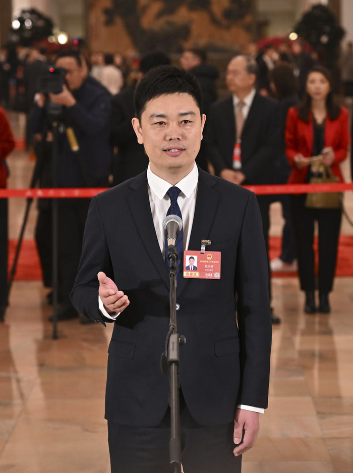 全国人大代表杨永修接受媒体采访。新华社记者 李鑫 摄