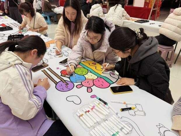 3月3日，宁夏回族自治区银川市贺兰县，“元宵长卷绘盛世 青年聚力铸团结”百米画卷主题活动现场。团宁夏银川贺兰县委供图