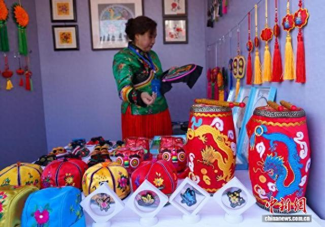 资料图为青海“绣娘”制作的青绣作品。近年来，青海打造“青绣”特色劳务品牌，带动高原妇女就近、灵活就业。 马铭言 摄